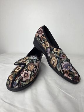 Vintage Tapestry Floral Slippers Size 8 | Cottagecore House Shoes | Retro Velcro